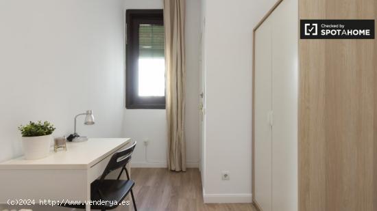 Habitación amueblada con escritorio en un apartamento de 8 dormitorios, Sol - MADRID