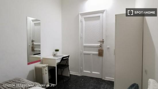 Habitación decorada con armario independiente en el apartamento compartido, Puerta del Sol - MADRID