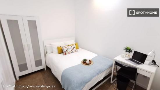 Habitación grande con armario independiente en el apartamento compartido, Puerta del Sol - MADRID