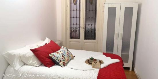  Amplia habitación con armario independiente en el apartamento compartido, Puerta del Sol - MADRID 