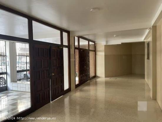 Piso en venta en Calle Abogado Rafael Medina, 1º, 41009, Sevilla (Sevilla) 93.300 € - SEVILLA