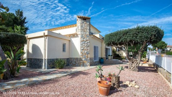 Villa en venta en Algorfa (Alicante)