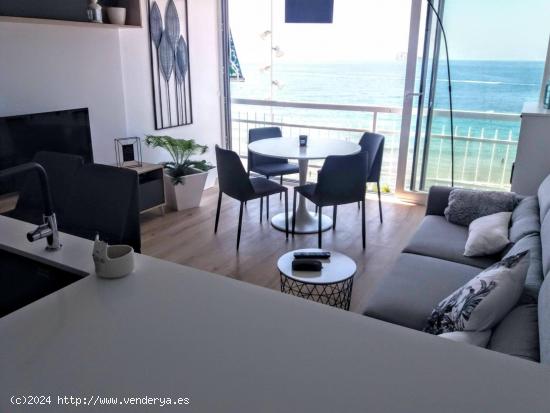 SE VENDE APARTAMENTO EN 1º LINEA DE PLAYA DE PONIENTE - ALICANTE