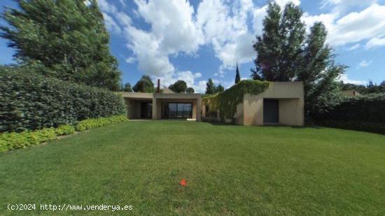 CHALET EN LA ISLA DE VALDECAÑAS - CACERES