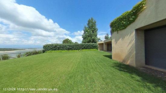 CHALET EN LA ISLA DE VALDECAÑAS - CACERES