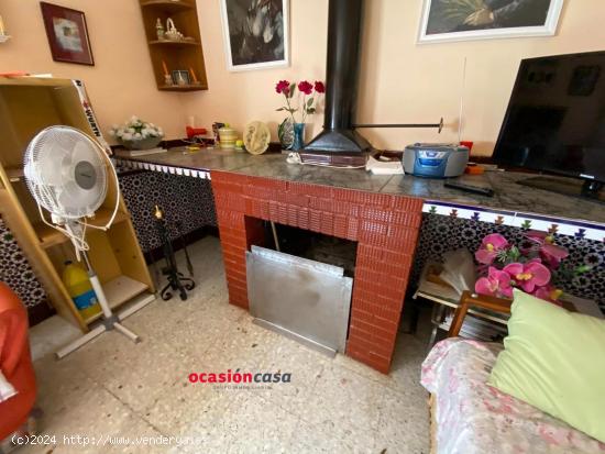 CASA CON COCHERA Y TEJADO NUEVO - CORDOBA