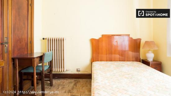 Hermosa habitación con estantería en un apartamento de 5 dormitorios, Rekalde - VIZCAYA