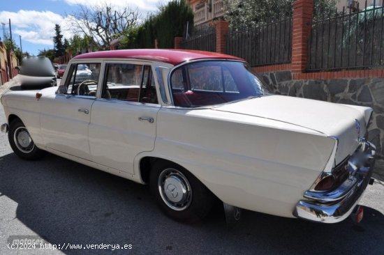 Mercedes 200 d colas w110 de 1972 con 111.000 Km por 26.700 EUR. en Granada