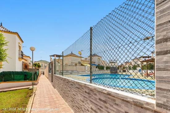 Acogedor chalet adosado en Los Altos, Torrevieja, con solárium privado y excelentes vistas al mar -