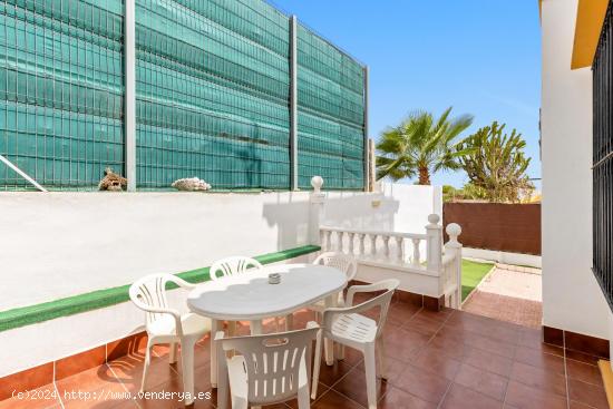 Acogedor chalet adosado en Los Altos, Torrevieja, con solárium privado y excelentes vistas al mar -