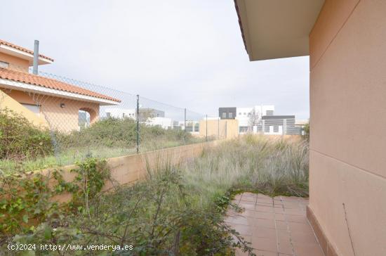 Urbis te ofrece un chalet pareado en venta en Urb. Oasis Golf, Carrascal de Barregas, Salamanca. - S