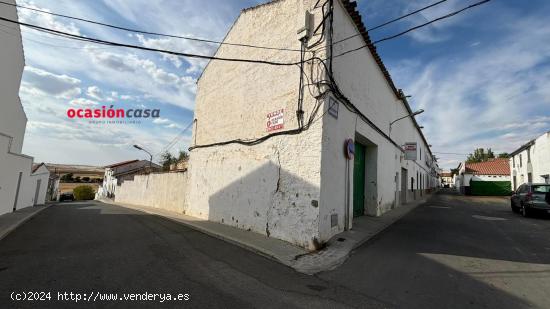 COCHERA CON GRAN PATIO A LA VENTA - CORDOBA