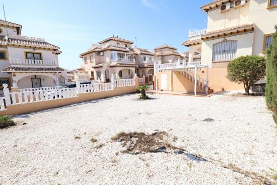 ADOSADO CON GRAN PARCELA EN LOMAS DE CABO ROIG. 2 DORM. 2 BAÑOS. 97M2 DE CASA. 130M2 DE PARCELA. - 