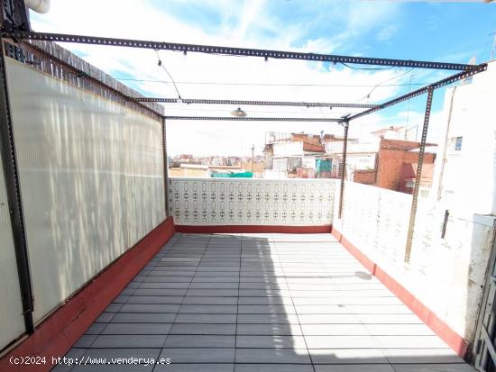 ÁTICO CON TERRAZA Y ASCENSOR - BARCELONA