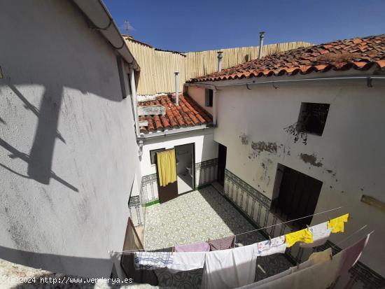 Casa con patio en Montanchez - CACERES