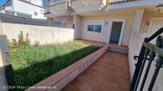 DÚPLEX A ESTRENAR DE 3 DORMITORIOS CON PISCINA COMUNITARIA - ZONA BLUE HILLS - - ALICANTE