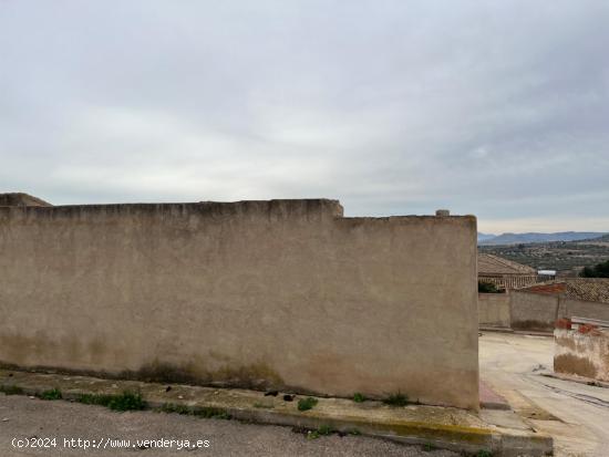 CASA CON ENORME PATIO EN ZONA CON VISTAS. IDEAL PARA REFORMAR - ALBACETE