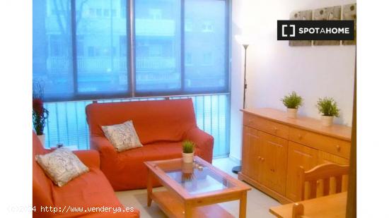 Amplia habitación con escritorio en un apartamento de 3 dormitorios, Carabanchel - MADRID