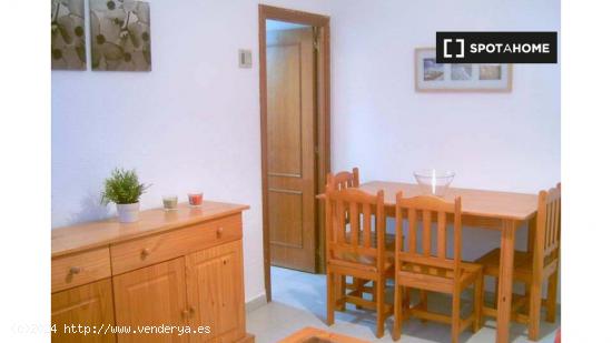 Amplia habitación con escritorio en un apartamento de 3 dormitorios, Carabanchel - MADRID