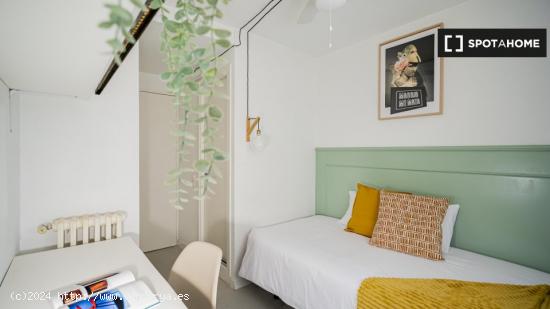 Habitación individual soleada con baño privado y con terraza - MADRID