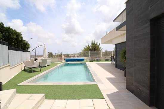 Villa en venta en San Miguel de Salinas (Alicante)