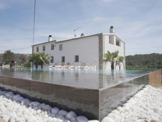 DISFUTA DE LA NATURALEZA CON ESTA HABITACIÓN DE ALQUILER Y ESTE COMPLEJO DE LUJO EN MANRESA