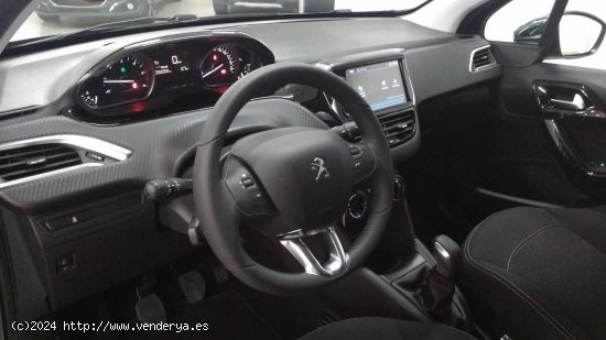 PEUGEOT TURISMOS 208  STYLE 1.6 BLUE HDI 75CV - Madrid