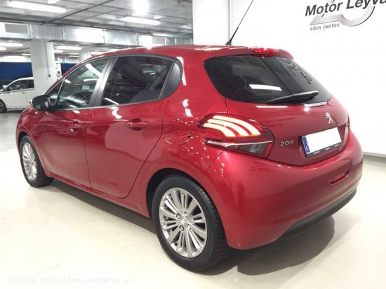 PEUGEOT TURISMOS 208  STYLE 1.6 BLUE HDI 75CV - Madrid