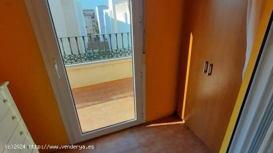 REF.- 38 - Ático soleado con terraza en Zona Parque de las Naciones - Torrevieja - ALICANTE