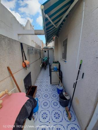 REF.- 39 - Dúplex adosado con piscina privada en Zona Carrefour – Torrevieja - ALICANTE