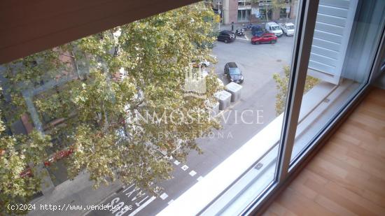 Acogedor piso en la Calle Indústria con azotea-solarium privativo junto al parque de Can Miralletes