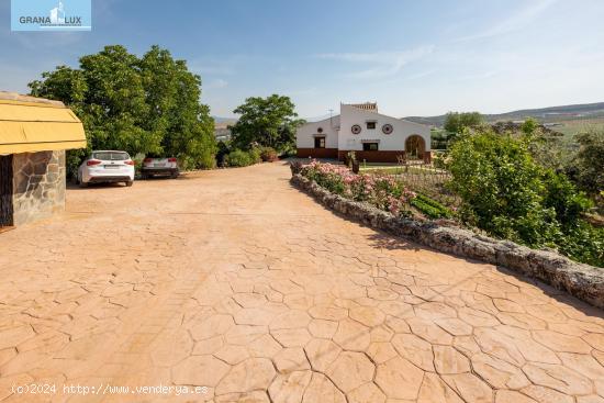 Estupendo chalet con apartamento y piscina en Salar - GRANADA