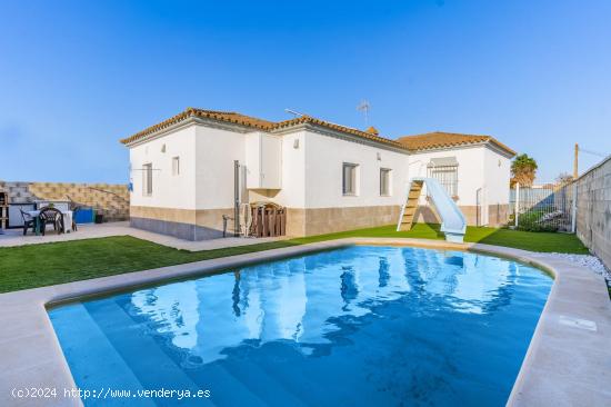 Chalet con piscina en Los Gallos - CADIZ