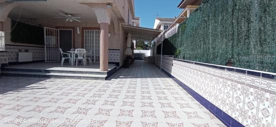 SE VENDE ADOSADO CON HABITACION EN PLANTA BAJA Y AMPLIA TERRAZA - MURCIA