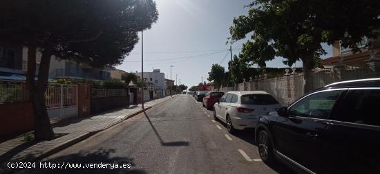 SE VENDE ADOSADO CON HABITACION EN PLANTA BAJA Y AMPLIA TERRAZA - MURCIA