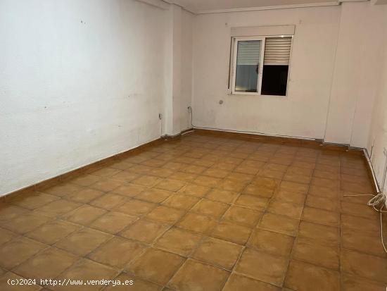 AMPLIA VIVIENDA PARA INVERTIR EN TAVERNES BLANQUES!!! - VALENCIA