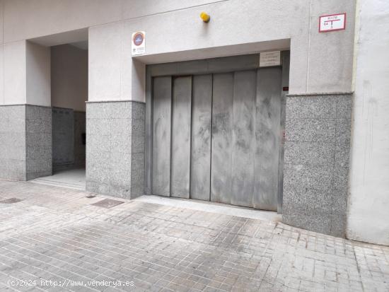 Plaza de garaje doble con capacidad para un coche y una moto + Trastero. - VALENCIA