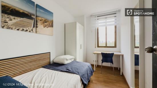 Habitaciones en alquiler en apartamento de 4 dormitorios en sant martí. - BARCELONA