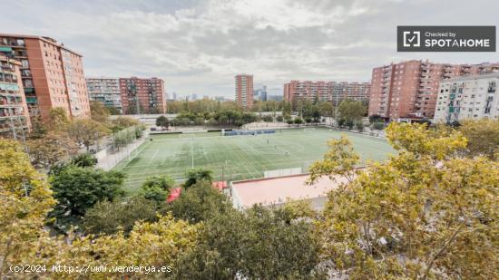 Habitaciones en alquiler en apartamento de 4 dormitorios en sant martí. - BARCELONA