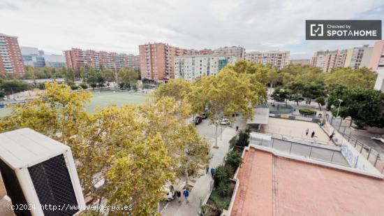 Habitaciones en alquiler en apartamento de 4 dormitorios en sant martí. - BARCELONA