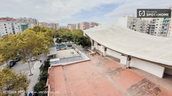 Habitaciones en alquiler en apartamento de 4 dormitorios en sant martí. - BARCELONA