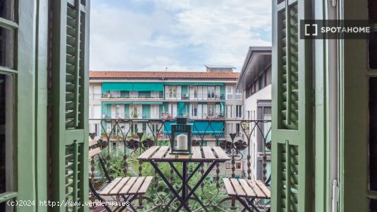 Se alquila habitación en piso de 5 habitaciones en Carrer de Pons i Gallarz - BARCELONA