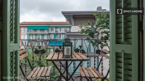 Se alquila habitación en piso de 5 habitaciones en Carrer de Pons i Gallarz - BARCELONA