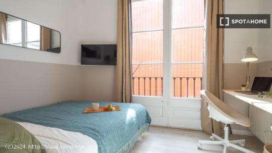 Se alquila habitación en piso de 5 habitaciones en Carrer de Pons i Gallarz - BARCELONA