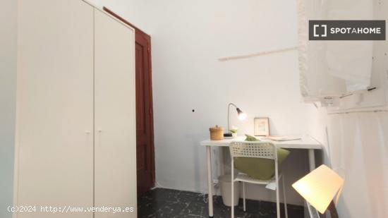 Se alquilan habitaciones en apartamento de 6 dormitorios en Extramurs - VALENCIA