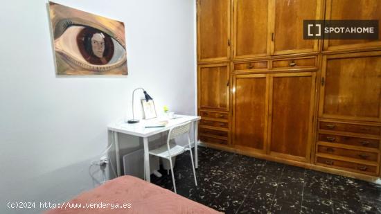 Se alquilan habitaciones en apartamento de 6 dormitorios en Extramurs - VALENCIA