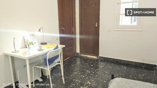 Se alquilan habitaciones en apartamento de 6 dormitorios en Extramurs - VALENCIA