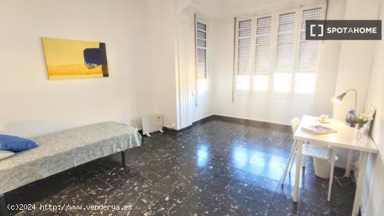 Se alquilan habitaciones en apartamento de 6 dormitorios en Extramurs - VALENCIA