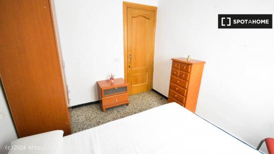 Habitaciones para alquilar en apartamento de 3 dormitorios en Valencia - VALENCIA