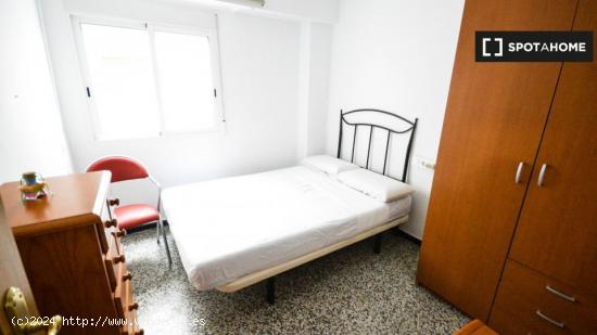 Habitaciones para alquilar en apartamento de 3 dormitorios en Valencia - VALENCIA